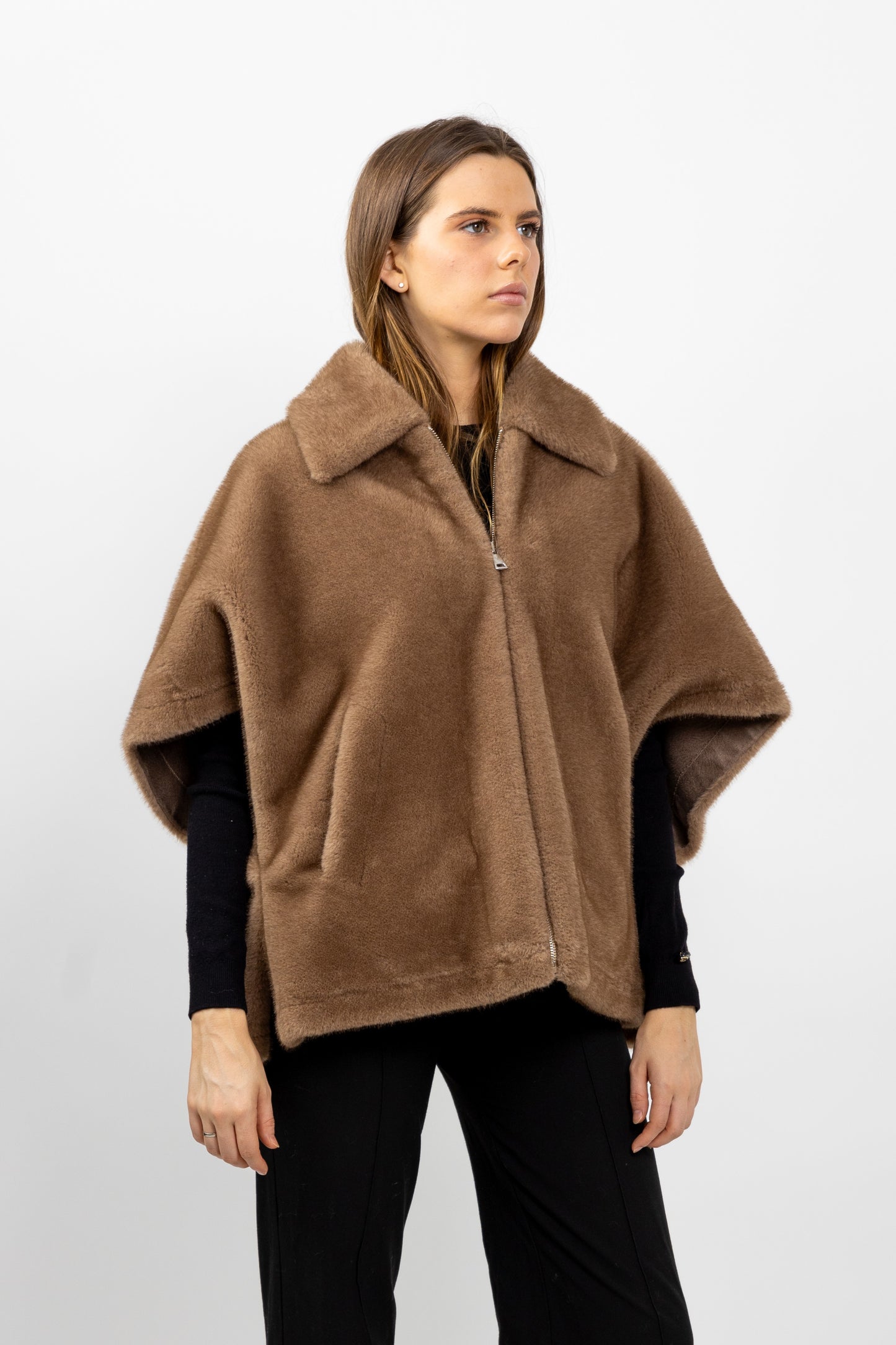 CAPE EN FAUSSE FOURRURE