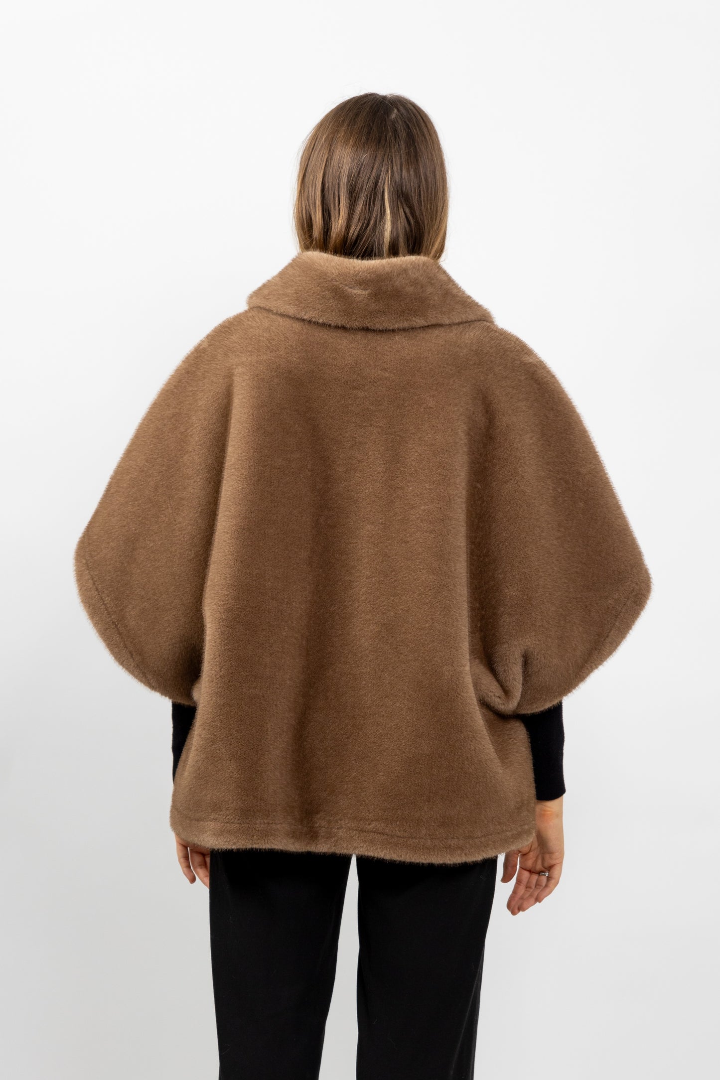 CAPE EN FAUSSE FOURRURE