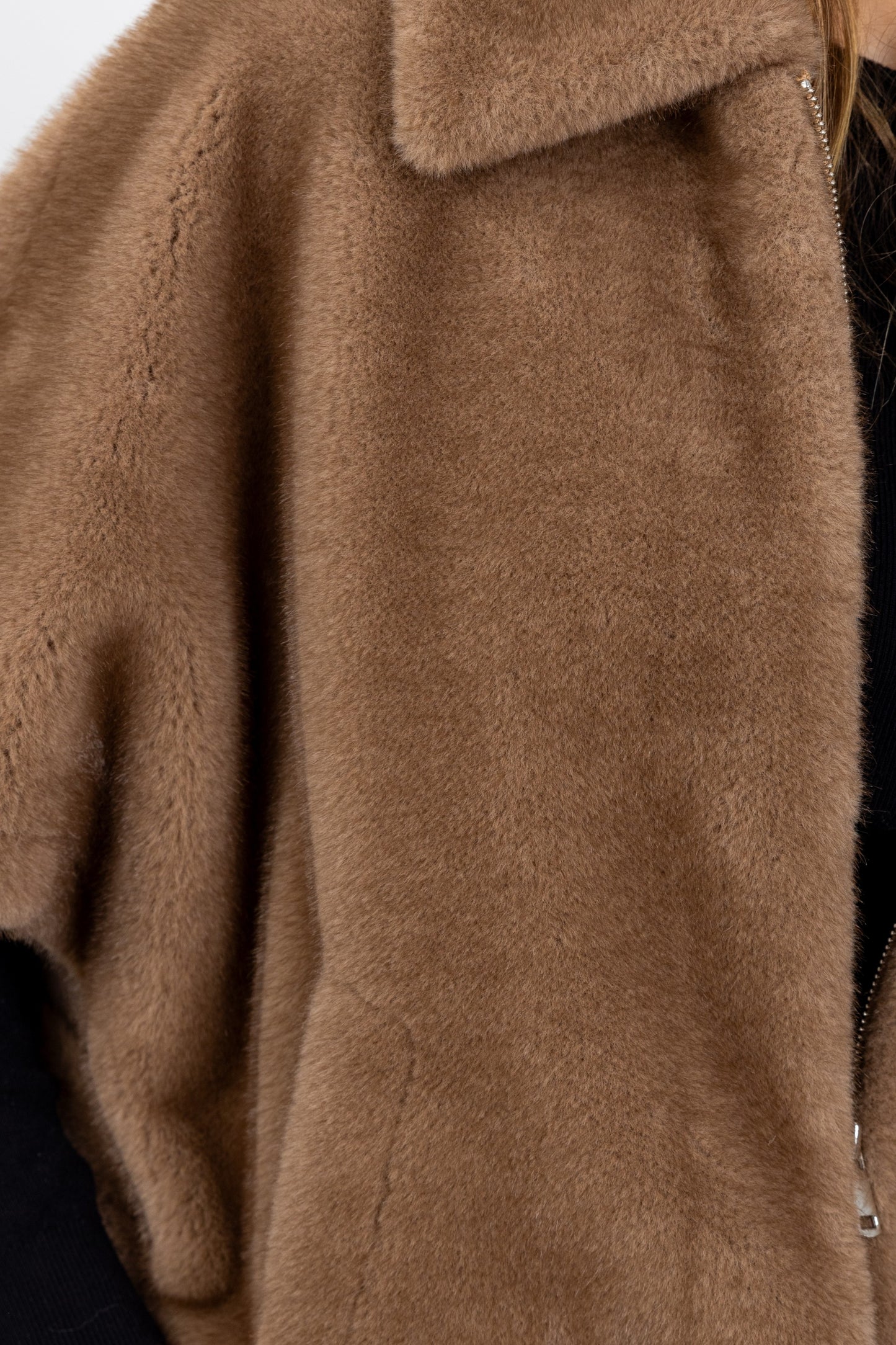 CAPE EN FAUSSE FOURRURE