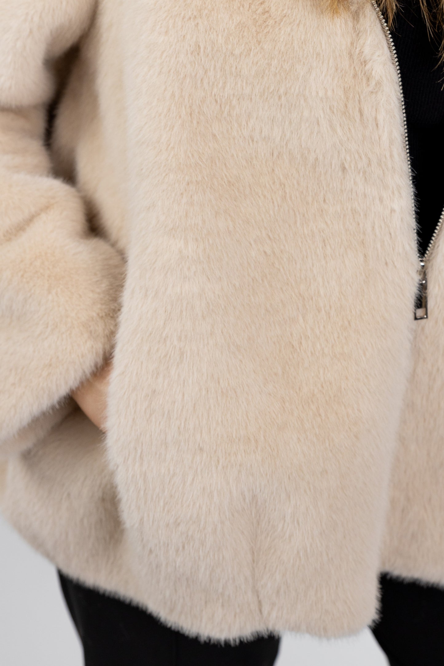 BLOUSON À CAPUCHE EN FAUSSE FOURRURE