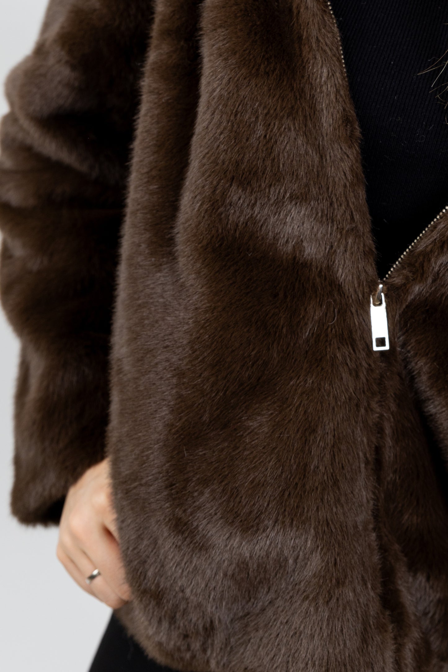 BLOUSON À CAPUCHE EN FAUSSE FOURRURE