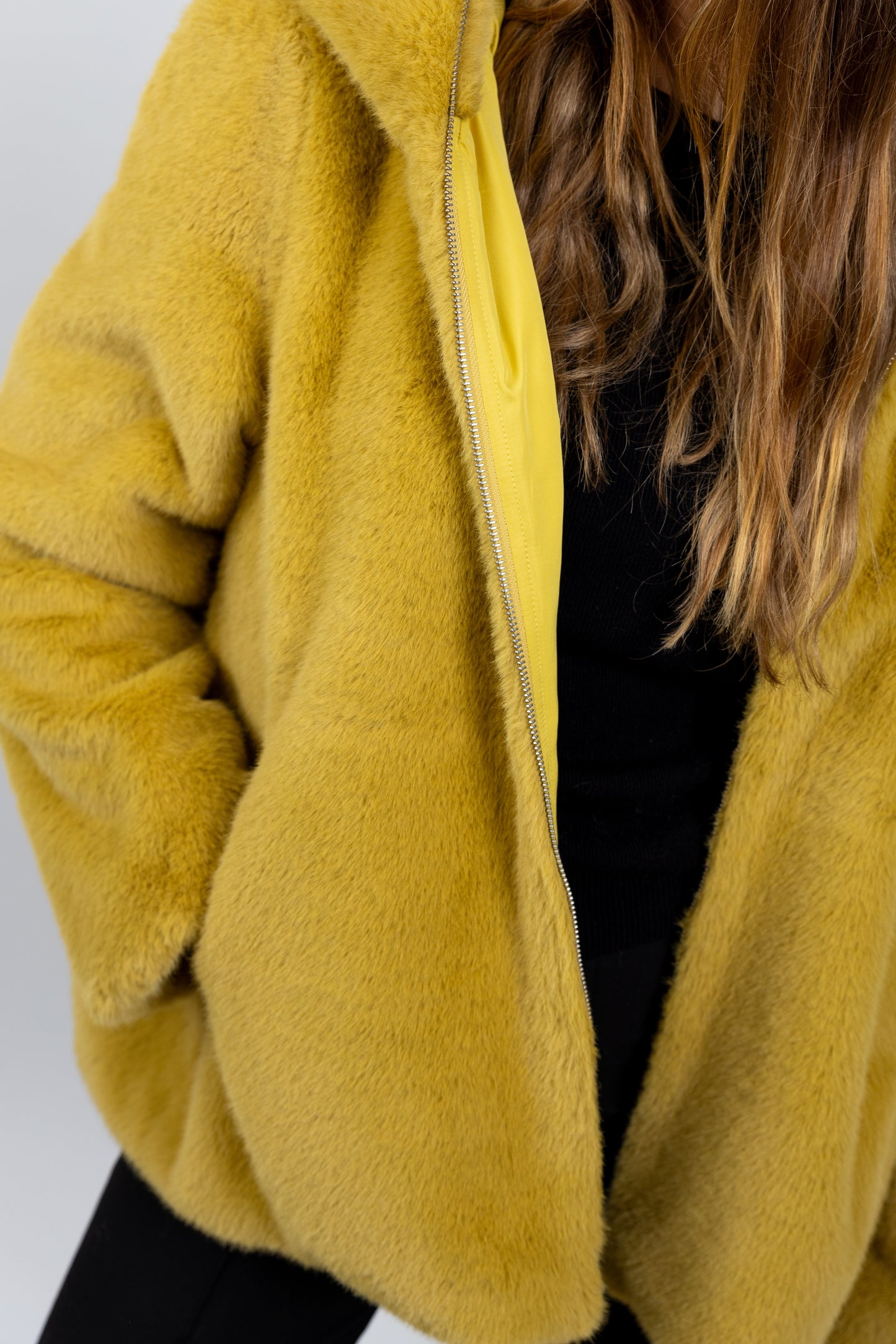 BLOUSON À CAPUCHE EN FAUSSE FOURRURE