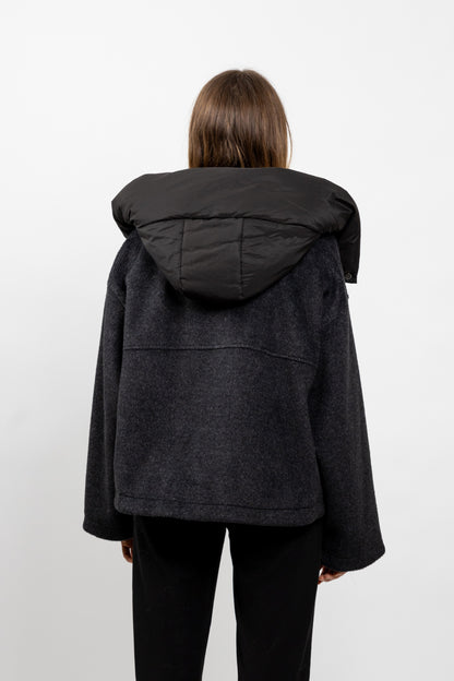 MANTEAU COURT À CAPUCHE