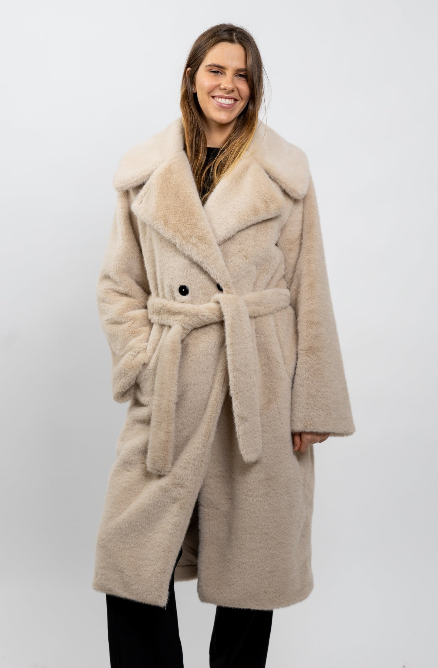 MANTEAU LONG EN FAUSSE FOURRURE A CEINTURE