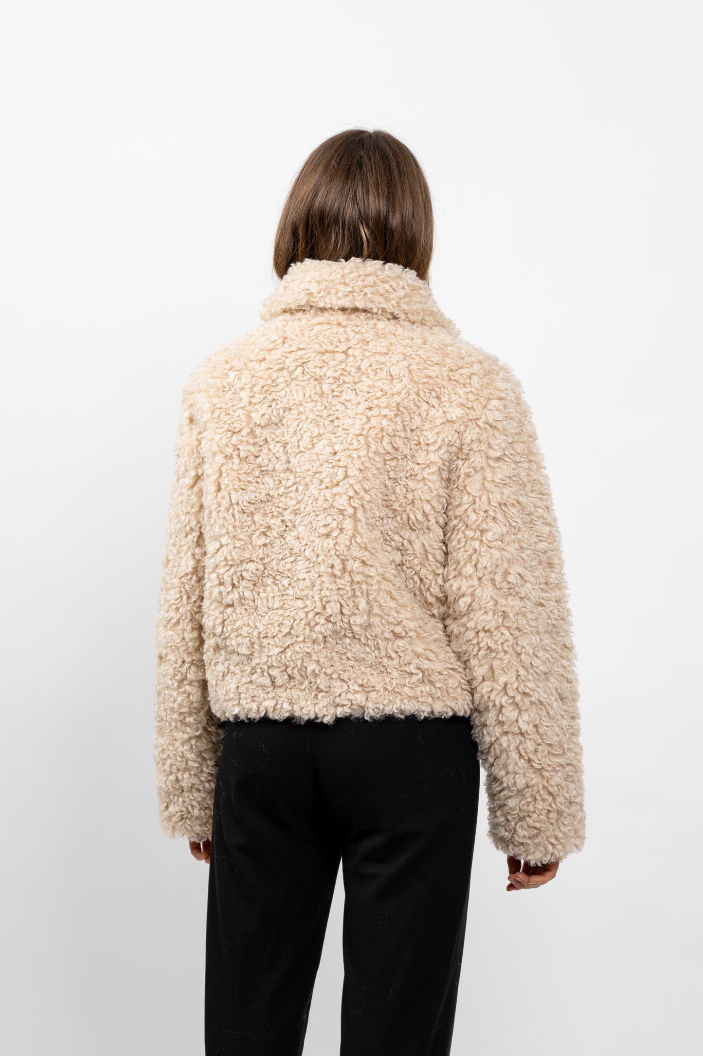 MANTEAU COURT EN FAUSSE FOURRURE MOUTON
