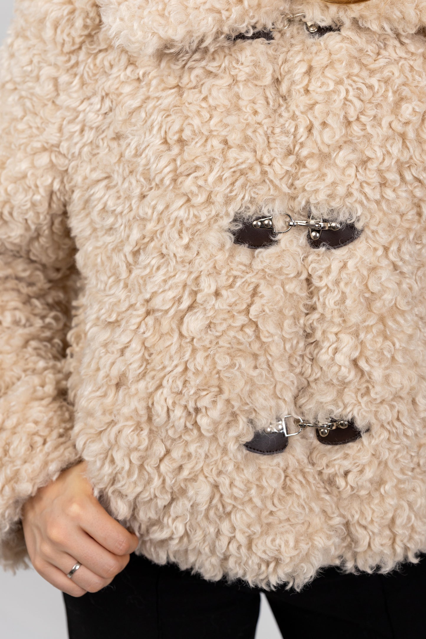 MANTEAU COURT EN FAUSSE FOURRURE MOUTON