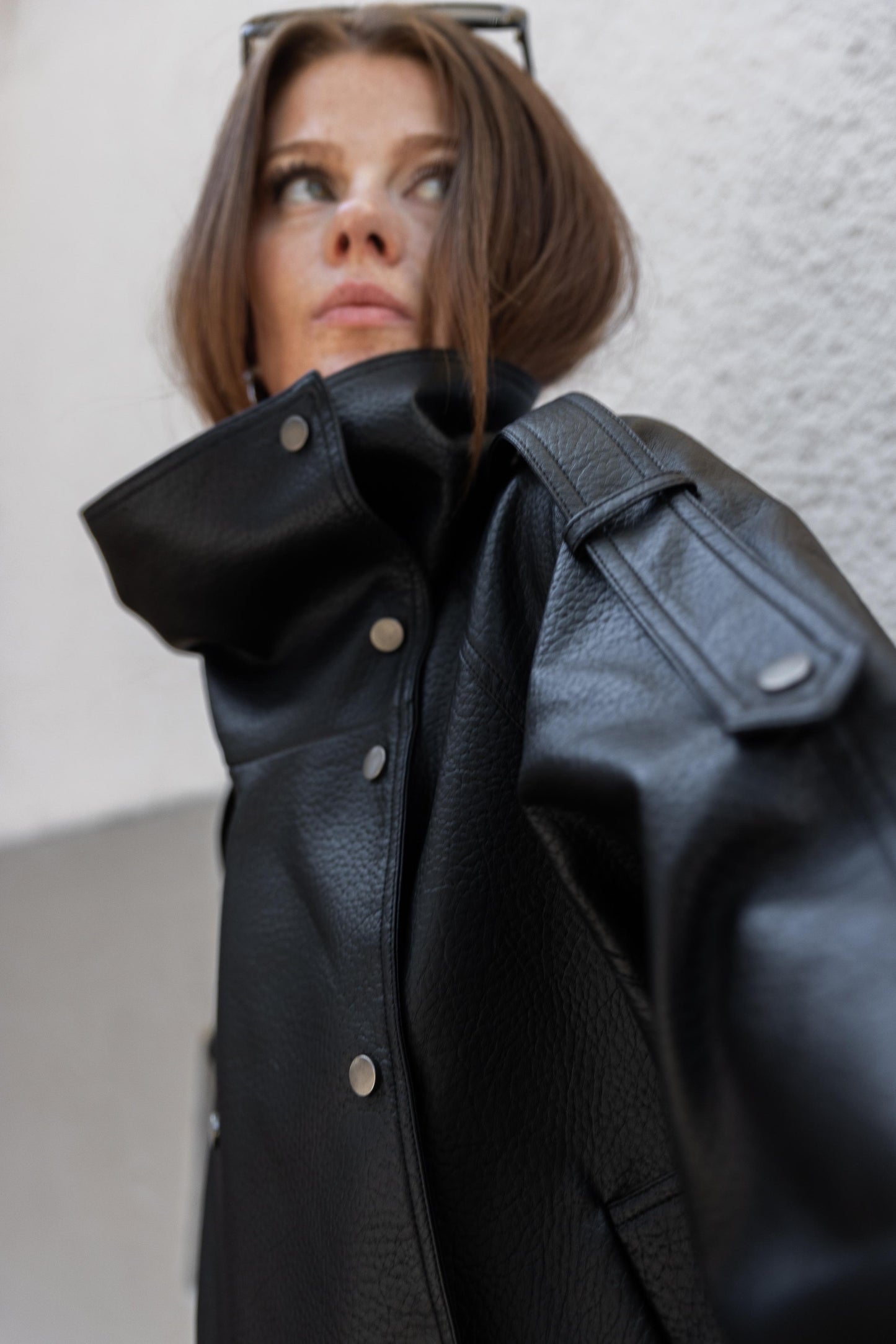 BLOUSON EN SIMILICUIR AVEC COL MONTANT