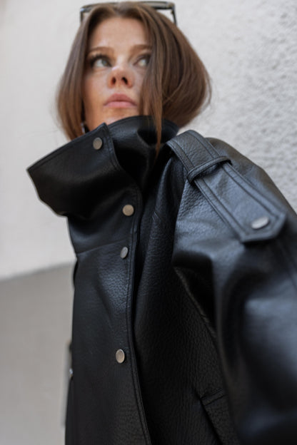 BLOUSON EN SIMILICUIR AVEC COL MONTANT
