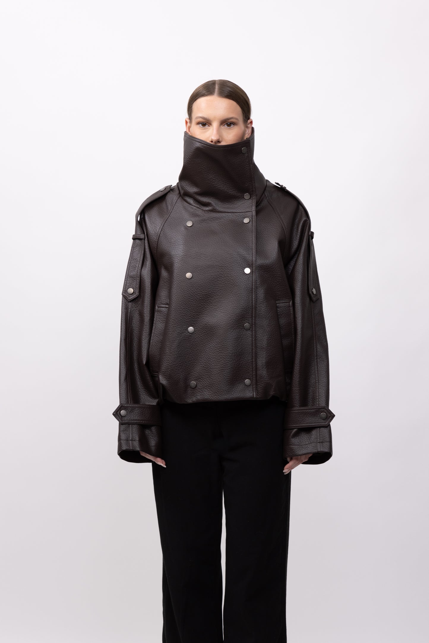 BLOUSON EN SIMILICUIR AVEC COL MONTANT