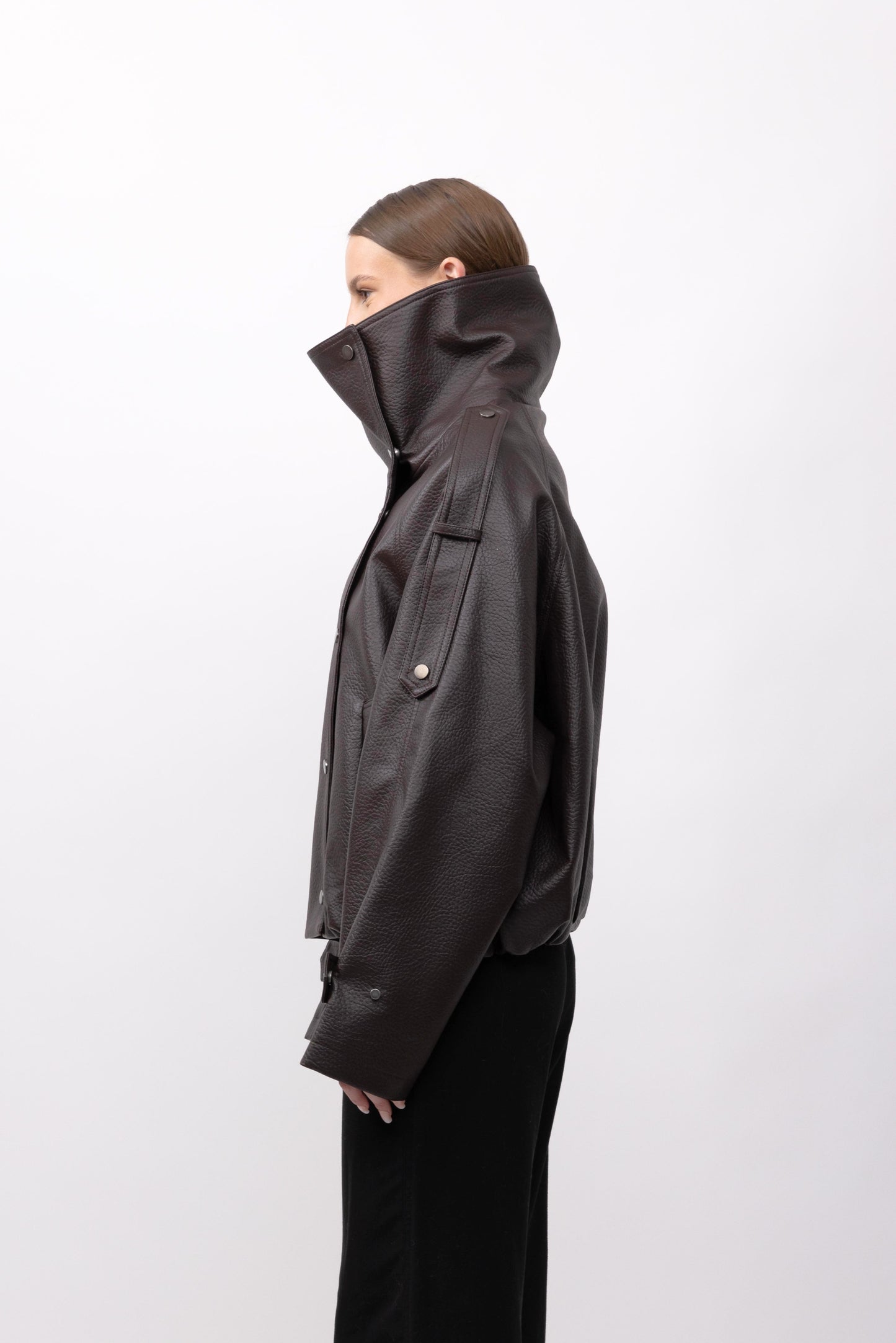 BLOUSON EN SIMILICUIR AVEC COL MONTANT