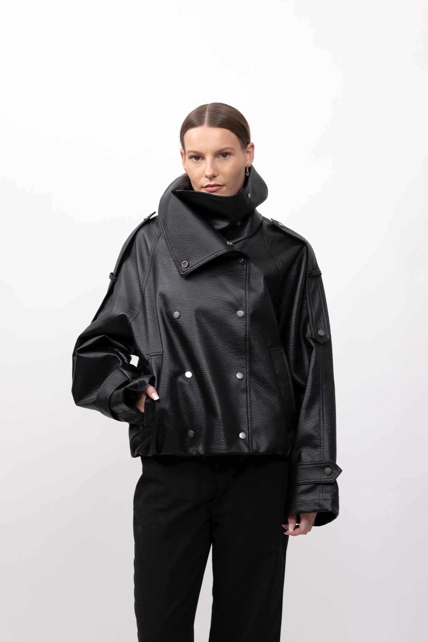 BLOUSON EN SIMILICUIR AVEC COL MONTANT