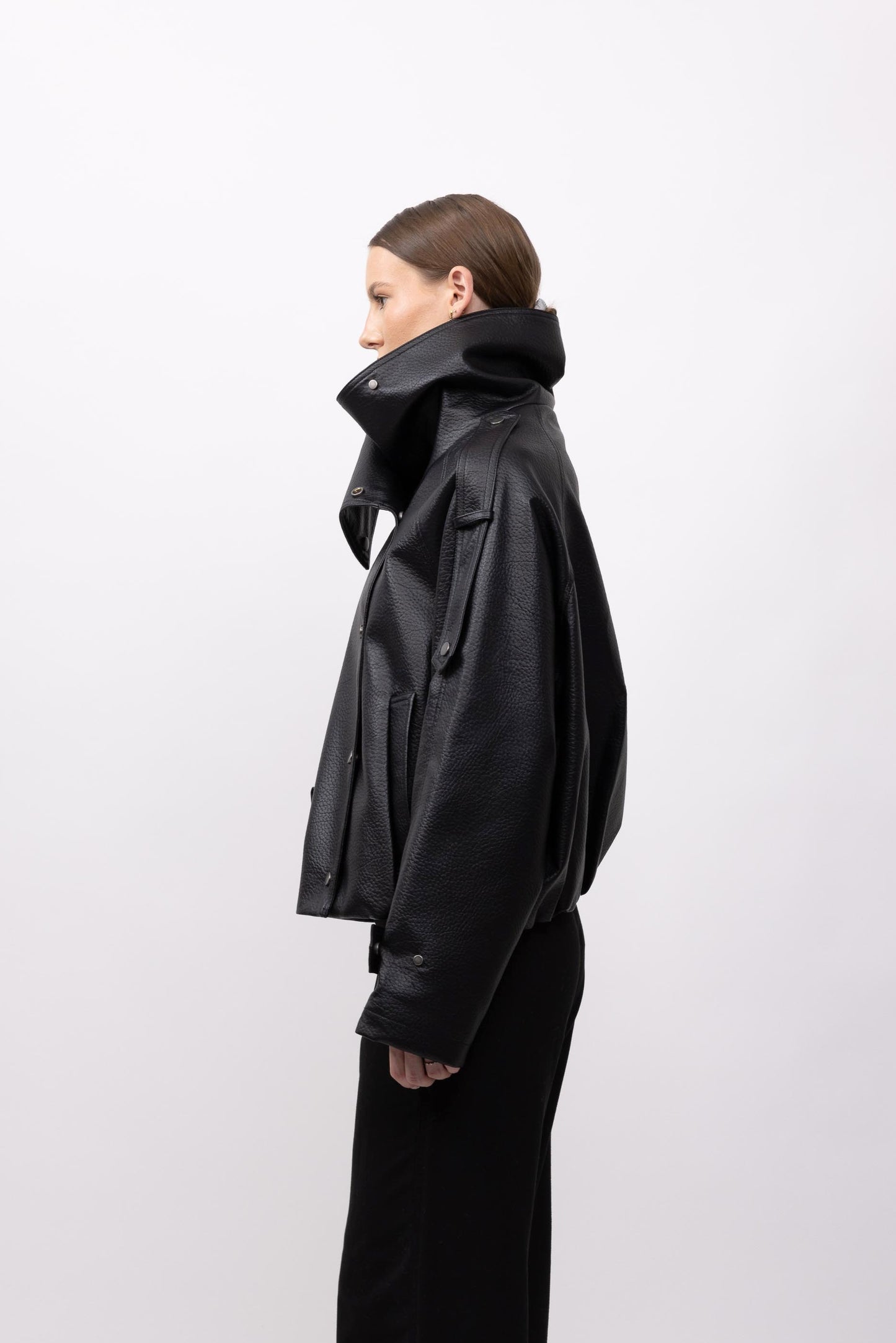 BLOUSON EN SIMILICUIR AVEC COL MONTANT