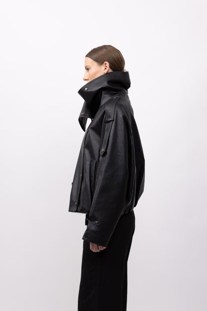 BLOUSON EN SIMILICUIR AVEC COL MONTANT