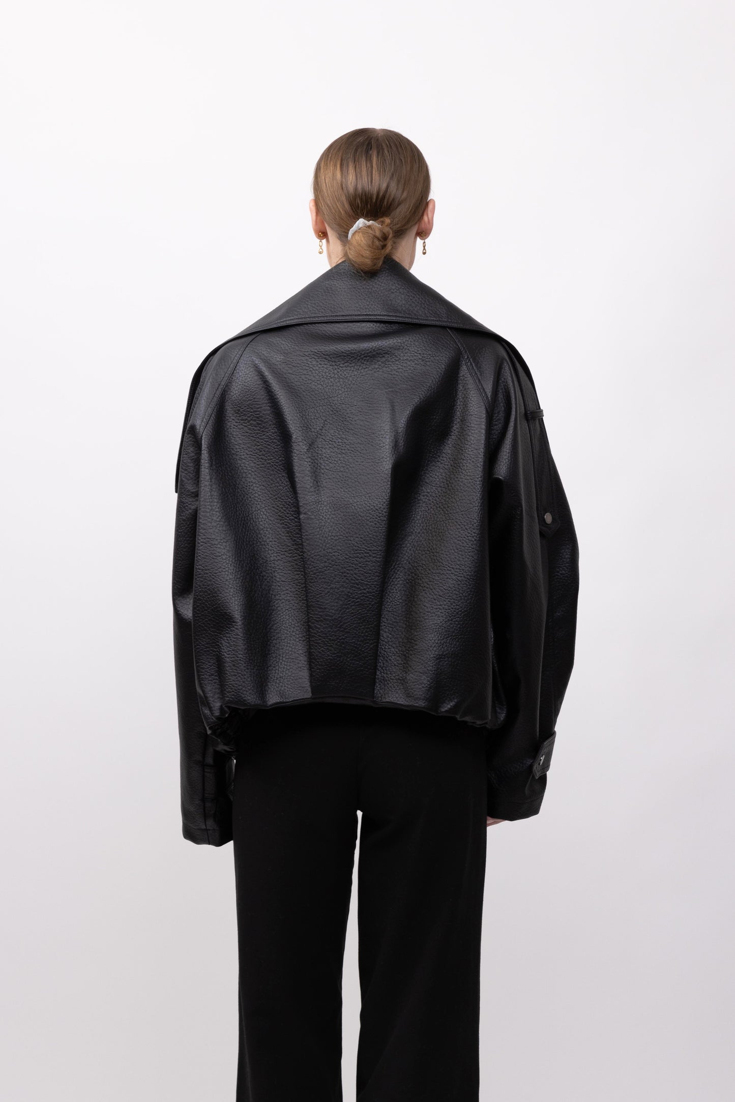 BLOUSON EN SIMILICUIR AVEC COL MONTANT