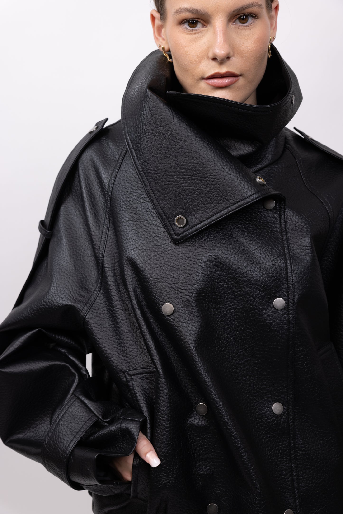 BLOUSON EN SIMILICUIR AVEC COL MONTANT