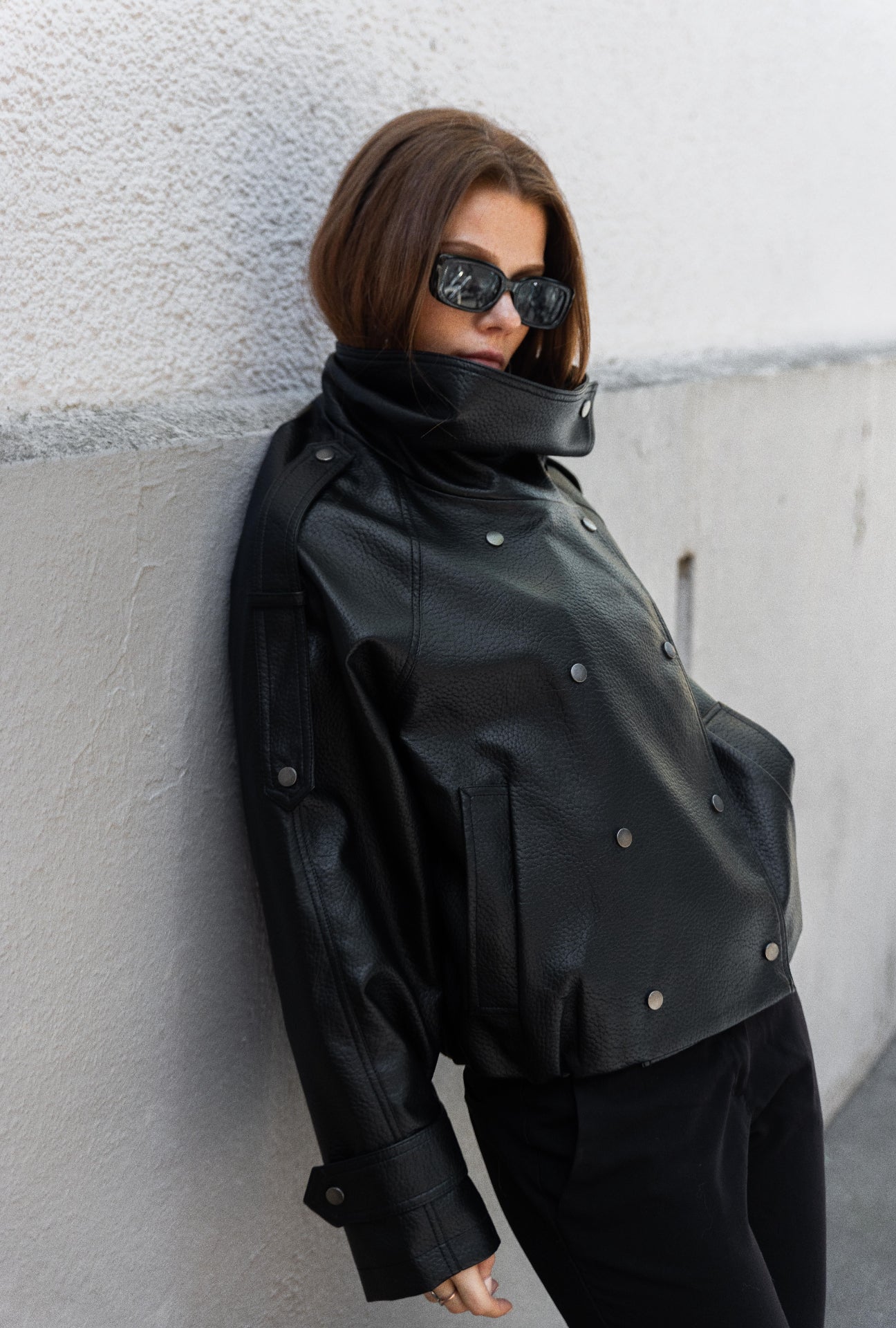 BLOUSON EN SIMILICUIR AVEC COL MONTANT