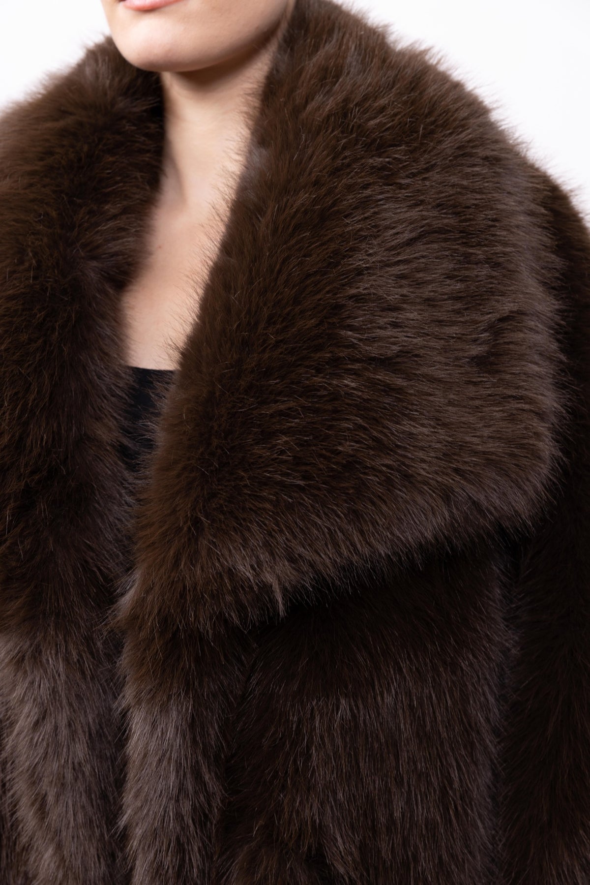 MANTEAU MI-LONG EN FAUSSE FOURRURE EFFET RENARD