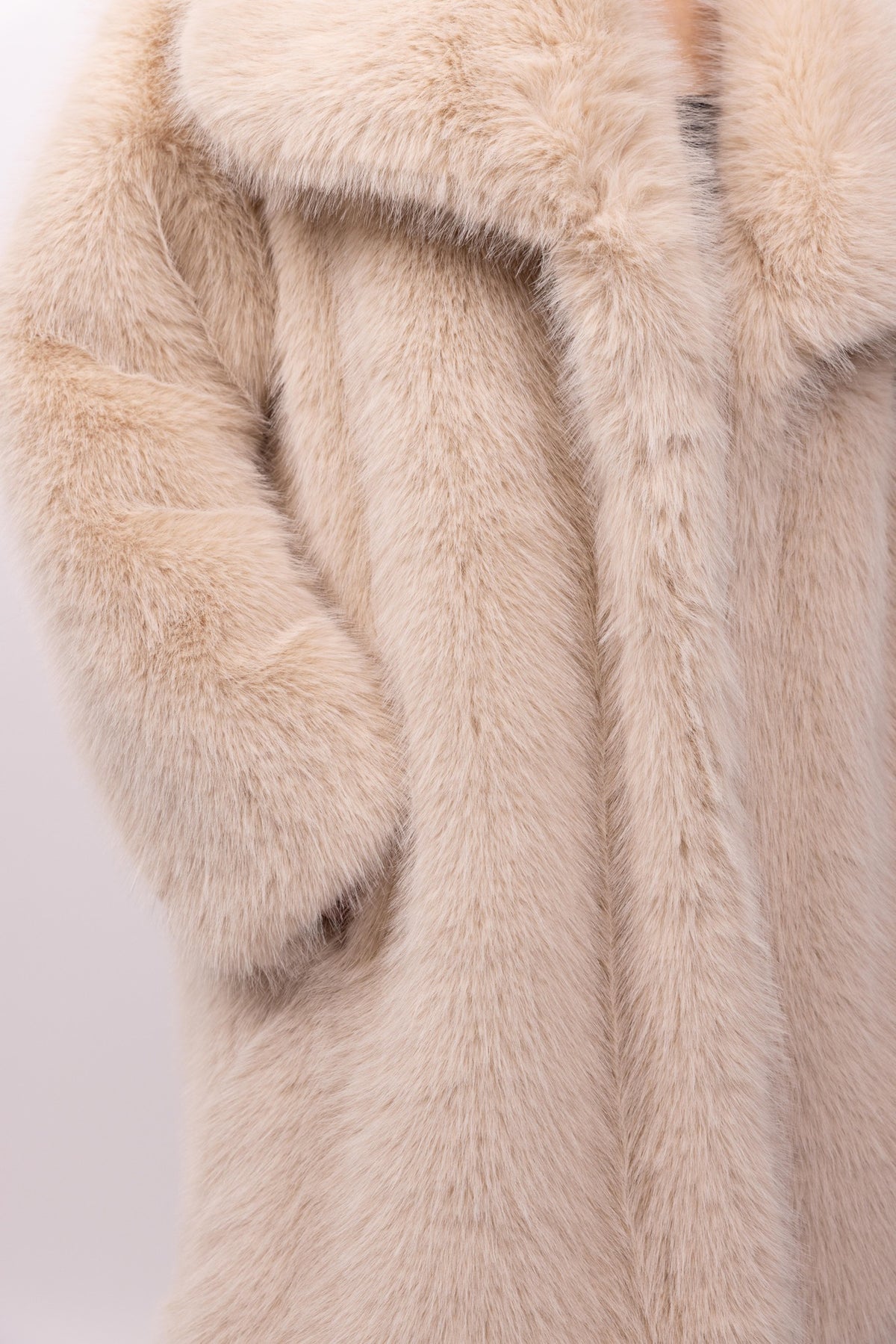 MANTEAU MI-LONG EN FAUSSE FOURRURE EFFET RENARD