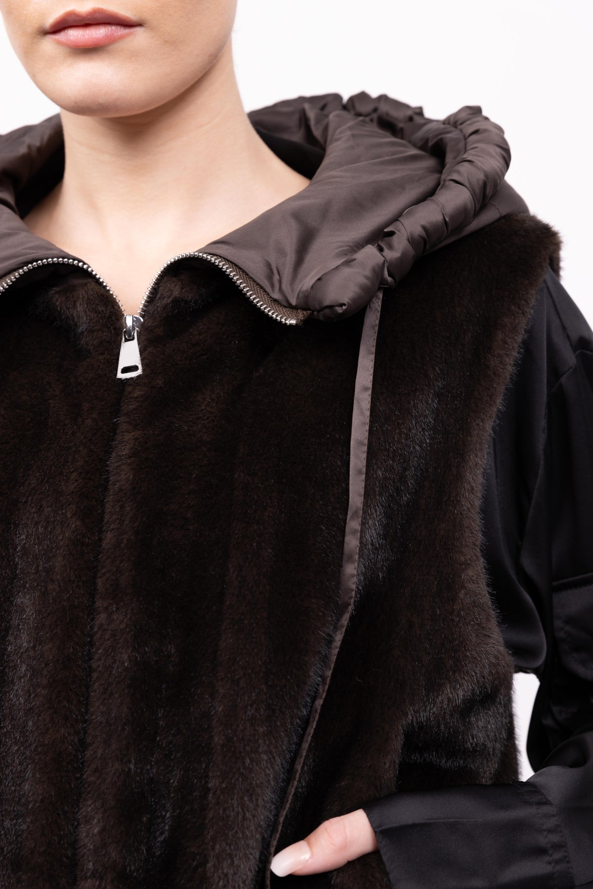 GILET FAUSSE FOURRURE À CAPUCHE CONTRASTANTE - K-ZELL PARIS