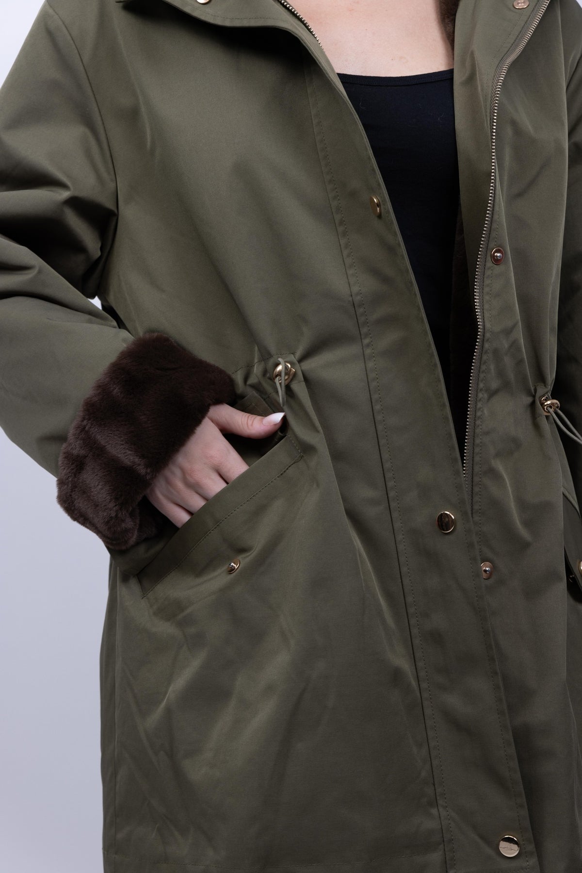 PARKA IMPERMÉABLE A CAPUCHE ET INTÉRIEUR FAUSSE FOURRURE