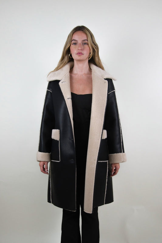 MANTEAU MI-LONG EN SIMILICUIR ET INTÉRIEUR FAUSSE FOURRURE