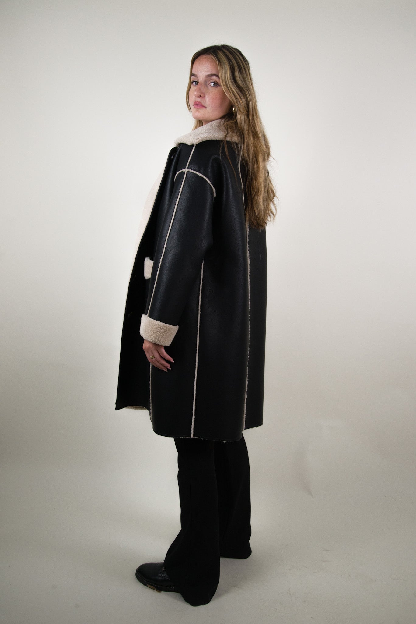 MANTEAU MI-LONG EN SIMILICUIR ET INTÉRIEUR FAUSSE FOURRURE