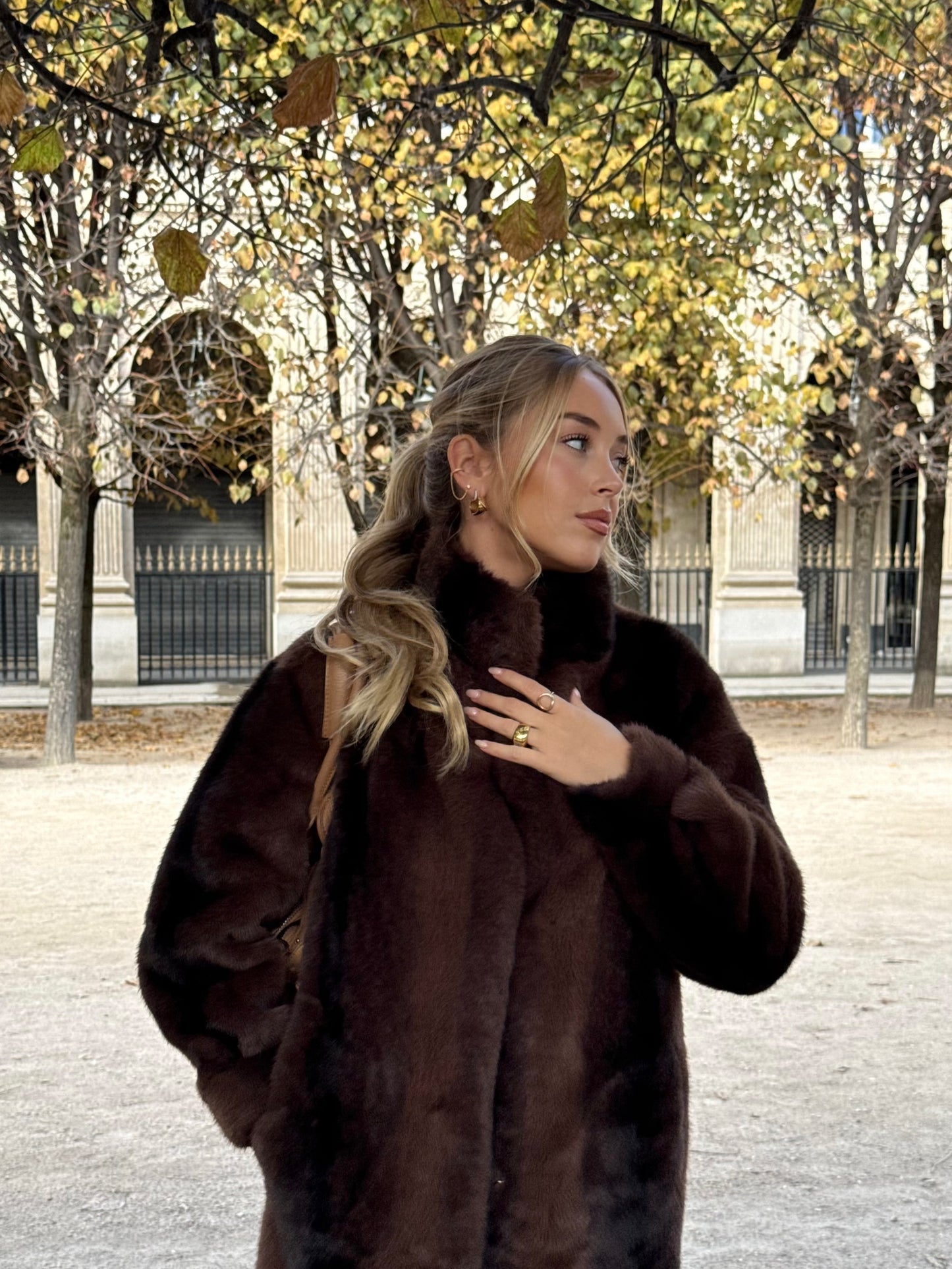 MANTEAU LONG EN FAUSSE FOURRURE À RAYURES