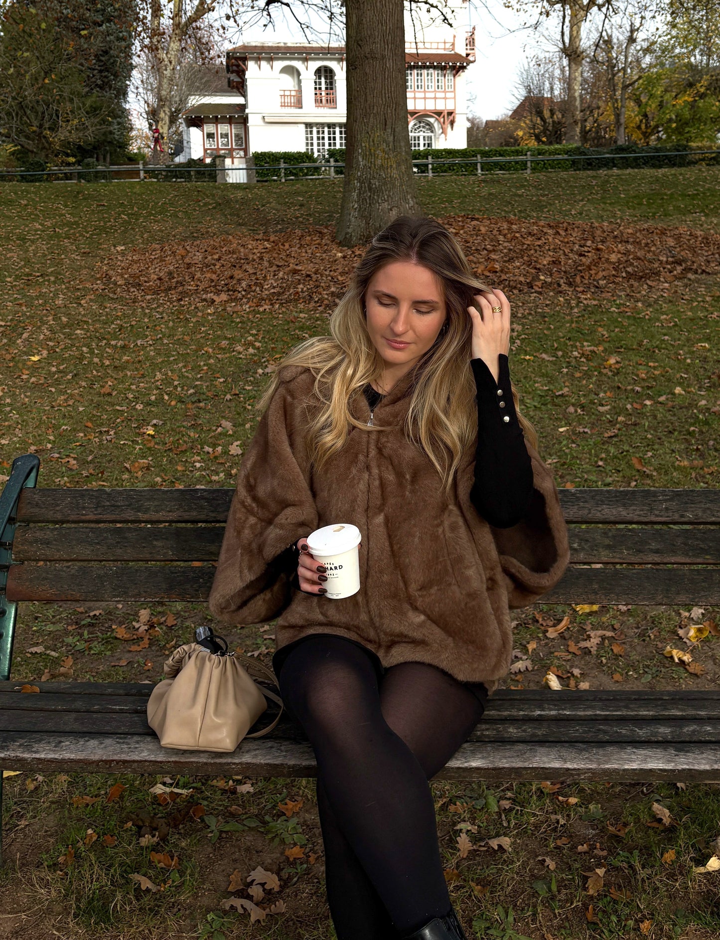 CAPE EN FAUSSE FOURRURE